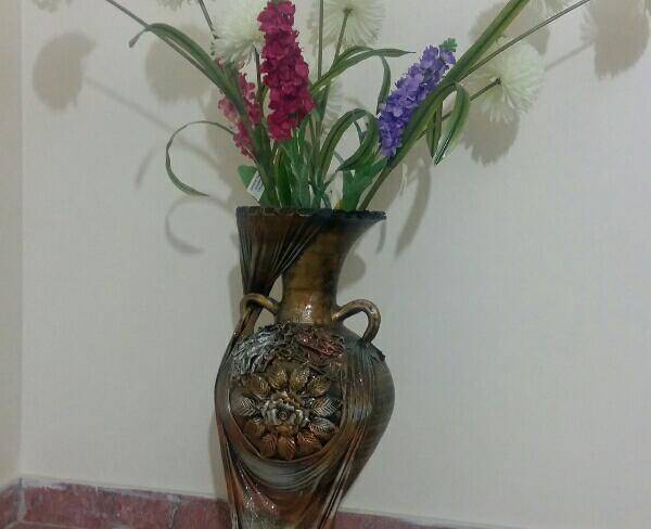 گلدان ب همراه گل های مصنوعی