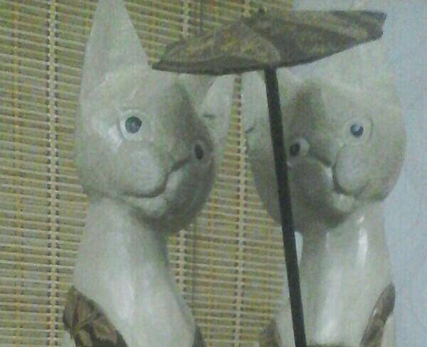مجسمه چوبی گربه خانم و اقا چتر دار ...