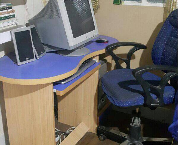 کامپیوتر ومیز وصندلی