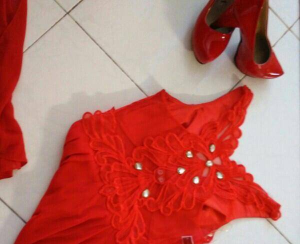 لباس حریر قرمز با کفش نو