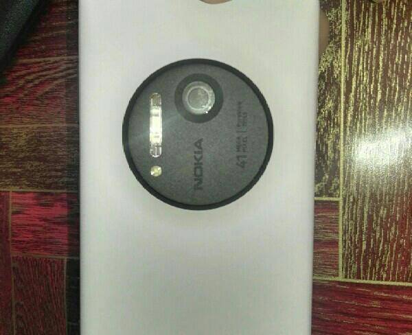 Nokia Lumia 1020 نوکیا لومیا ۱۰۲۰