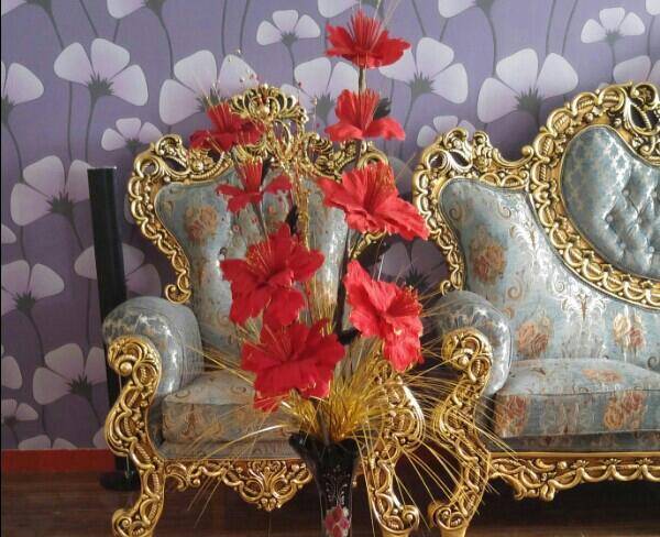 گل مصنوعی و گلدان