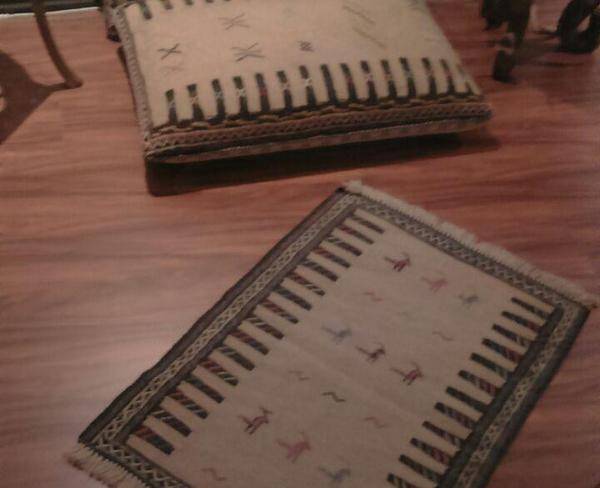 دو عدد پشتی و قالیچه سنتی