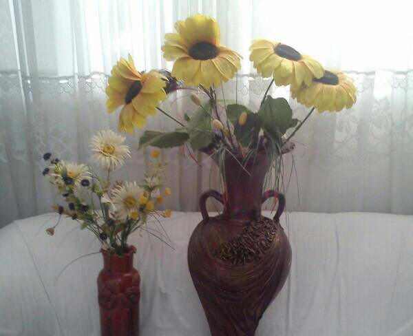 دوتا گلدان با گلهای مصنوعی