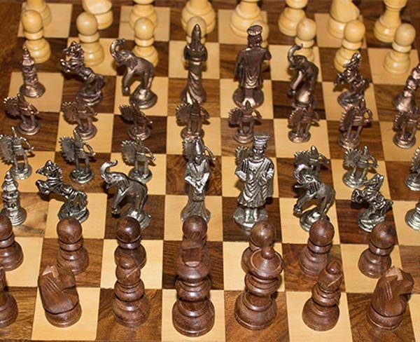 شطرنج با دو نوع مهره چوبی و فلزی