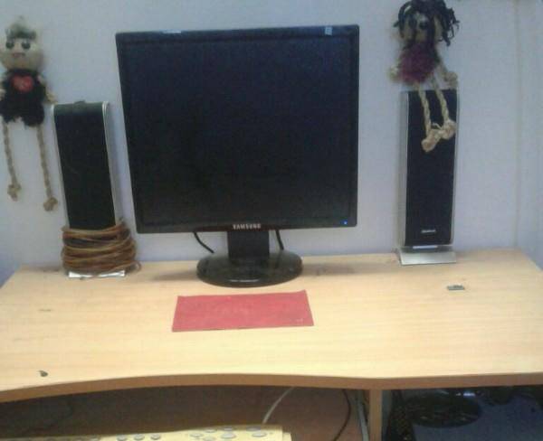 کامپیوتر و میز