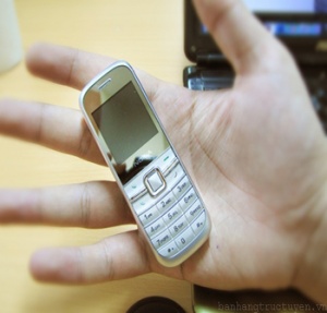 گوشی موبایل به اندازه انگشت اشاره