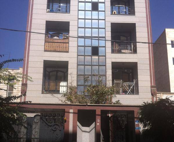 آپارتمان شیک، اشرفی اصفهانی