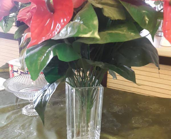 گل مصنوعی و گلدان کریستال