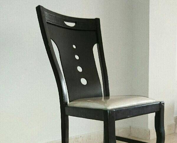 2عدد صندلی چوبی در حد خیلی نو