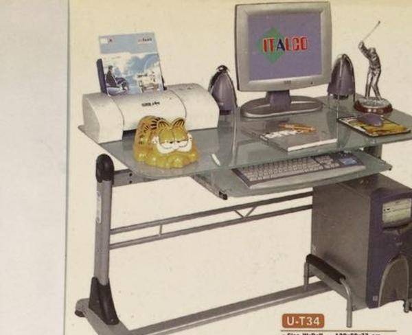 میز تحریر و کامپیوتر