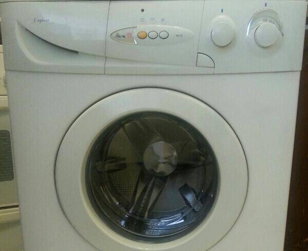 ماشین لباسشویی آبسال بسیار تمیز و سالم