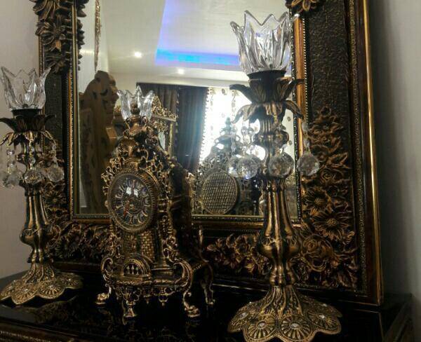 آیینه و شمعدانی همراه با ساعت رو میزی