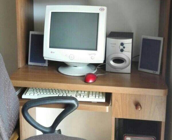 میز کامپیوتر به همراه صندلی چرخ دار