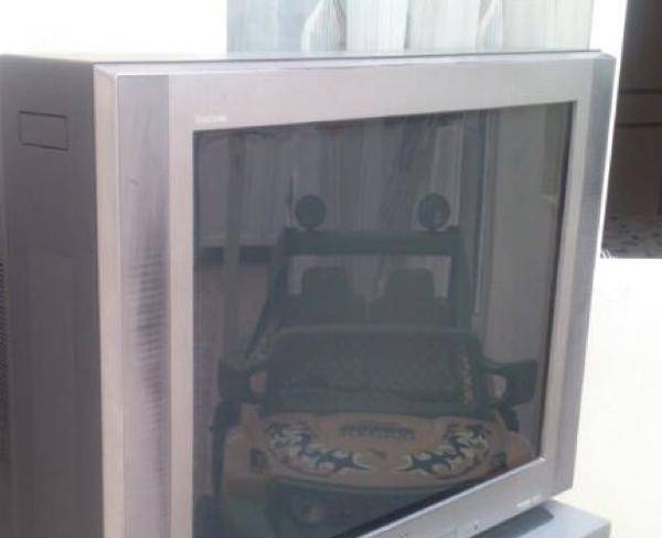 تلویزیون 34 اینچ سونی اصل همراه با میز