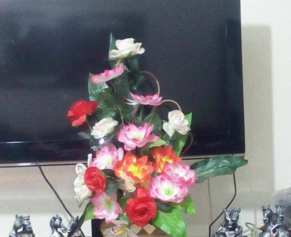 گل مصنوعی همراه 4عدد مجسمه زیبا