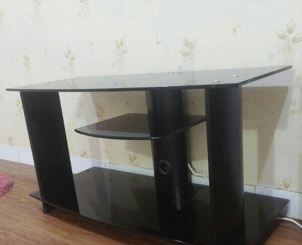 میز تلویزیون کاملاً سالم و نو شیشه ای ...