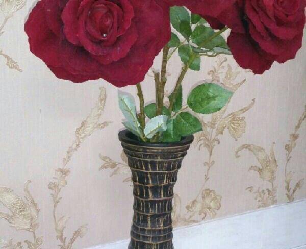 گلدان چوبی با 3 شاخه گل رز جیر ...