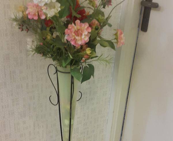 گل مصنوعی و گلدان فرفورژه