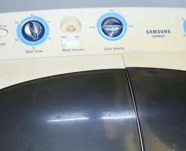 یک دستگاه لباسشویی دو قلو سامسونگ