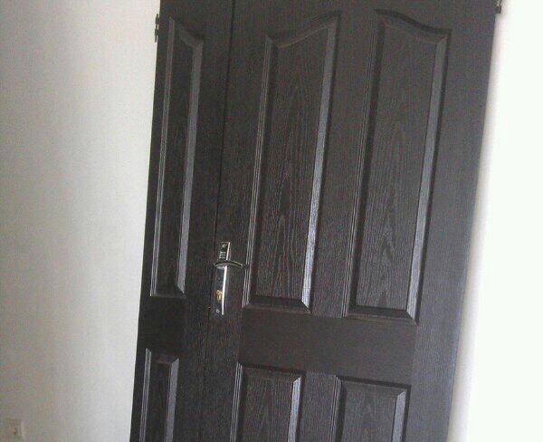 درب چوبی همراه با دستگیره و قفل