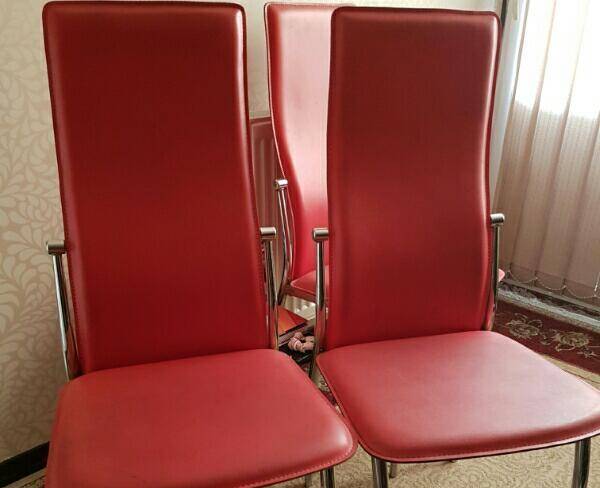 ۶عدد صندلی چرم قرمز کاملا سالم وتمیز