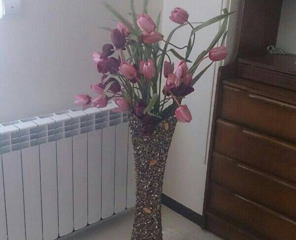 گلدان سنگی با پنج شاخه گل لاله