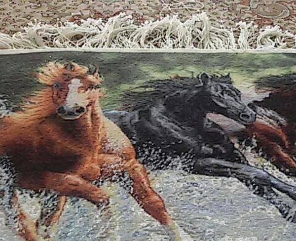 تابلو فرش فرار اسب های وحشی