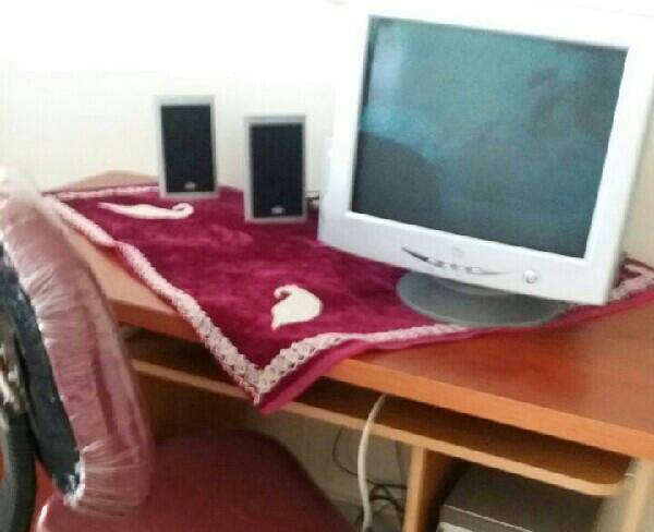 کامپیوتر همراه میز وصندلی