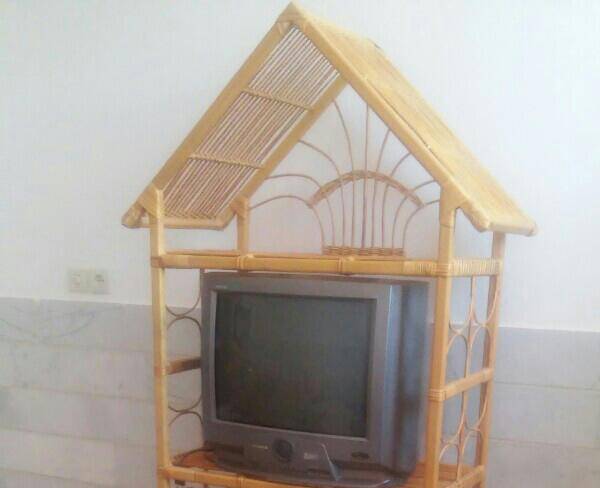 تلویزیون همراه با زیر تلویزیونی چوبی شیک اردکان