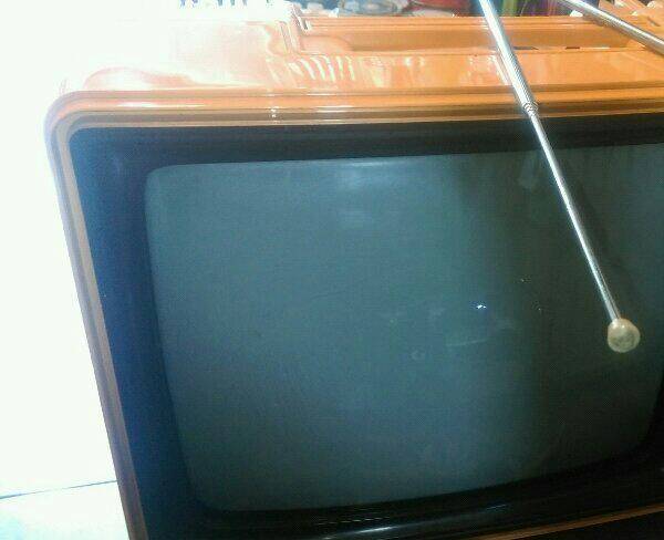تلویزیون عتیقه تمیزه تمیز جاندارم میخوام بفروشم