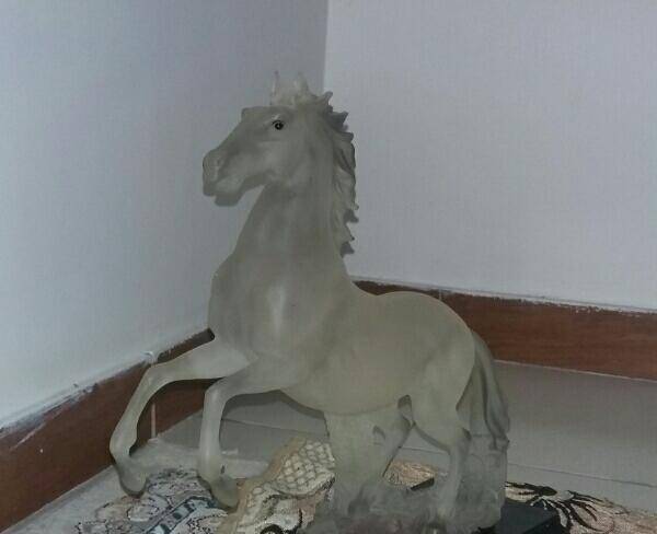 مجسمه ی.اسب ایستاده