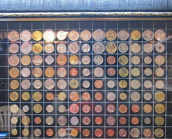 تابلوی سکه (130 سکه قدیمی خارجی)