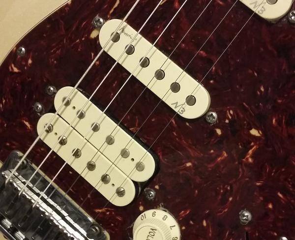گیتار فندر آمریکایی American Deluxe Stratocaster