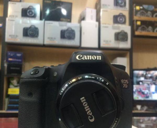 دوربین کانن 7D با لنز 50mm f1.8