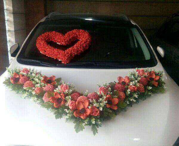 تزئین ماشین عروس با گلهای مصنوعی