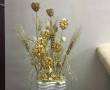 گلدان سفید وگلهای طلایی